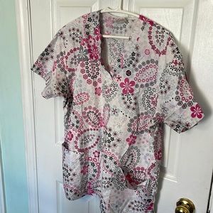 L scrub top with pockets